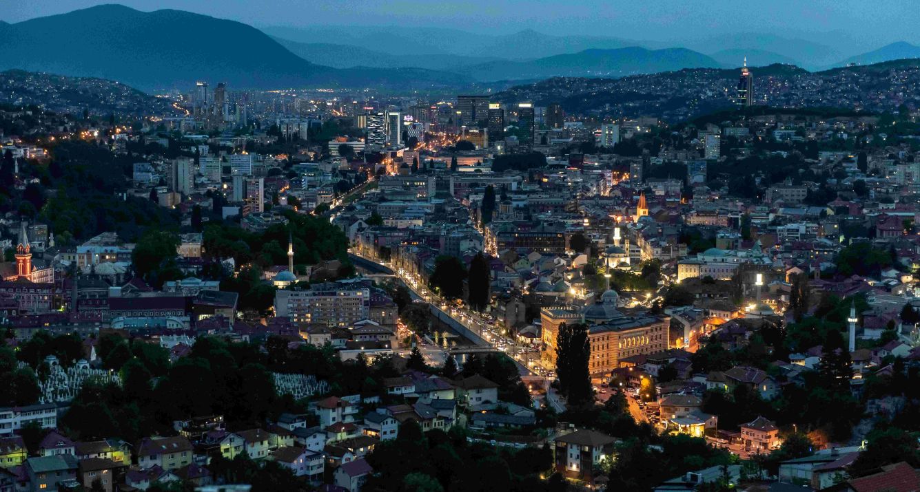 Sarajevo je grad u kome možda i niste bili najsrećniji, ali u kome i kiša kad pada nije prosto kiša: Dramski ansambl NPS izvodi specijalni program posvećen Sarajevu