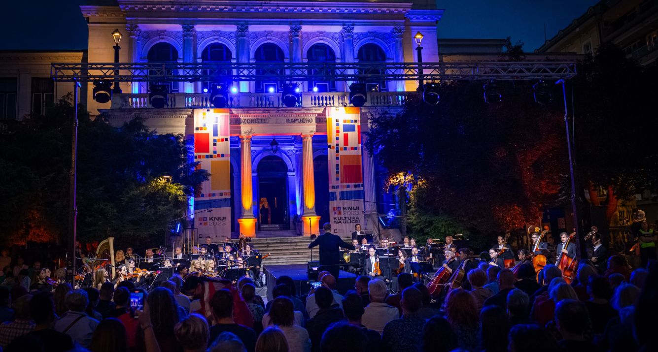 Na prepunom pozorišnom trgu Susan Sontag održan gala koncert u izvedbi solista Opere NPS i Sarajevske filharmonije