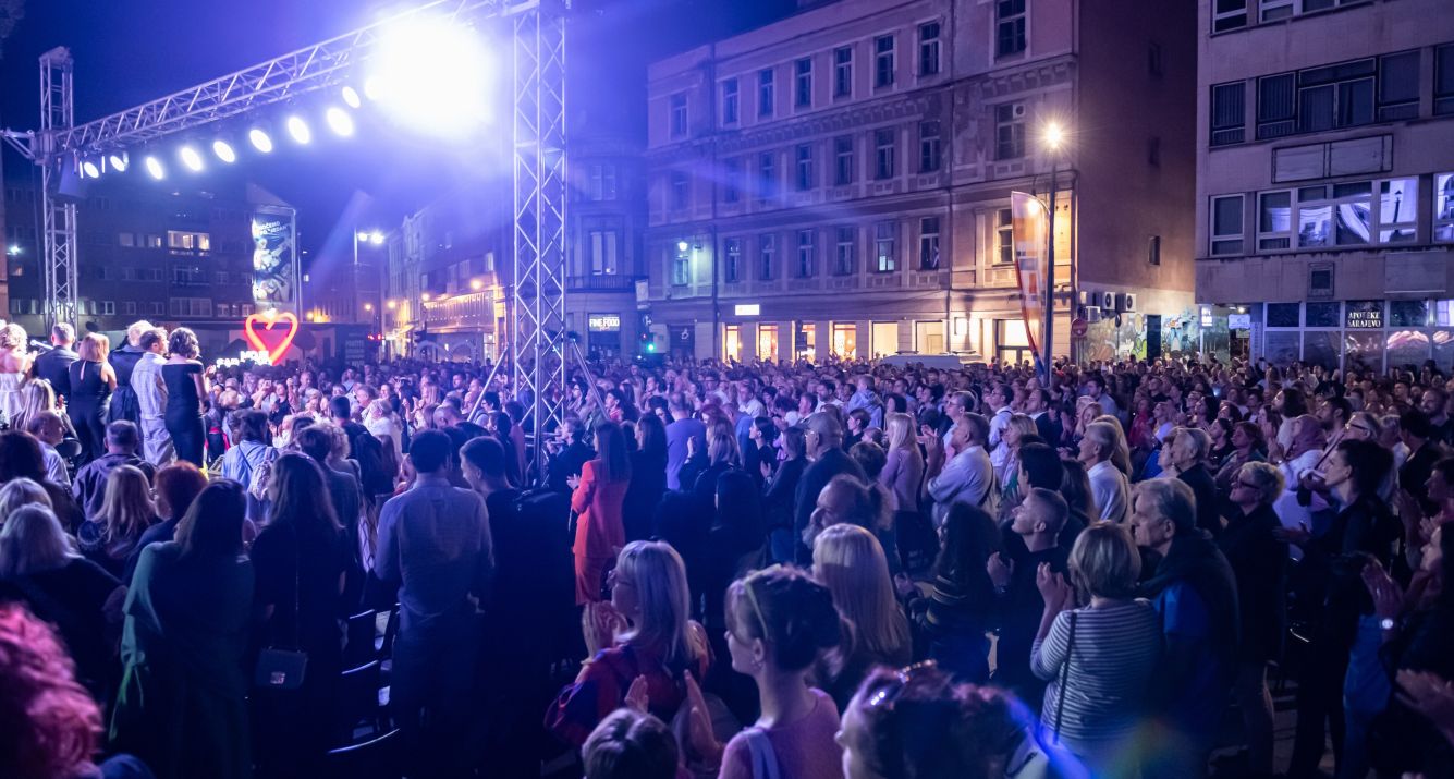 Na pozorišnom Trgu Susan Sontag održan spektakularan koncert „Glumci pjevaju hitove“