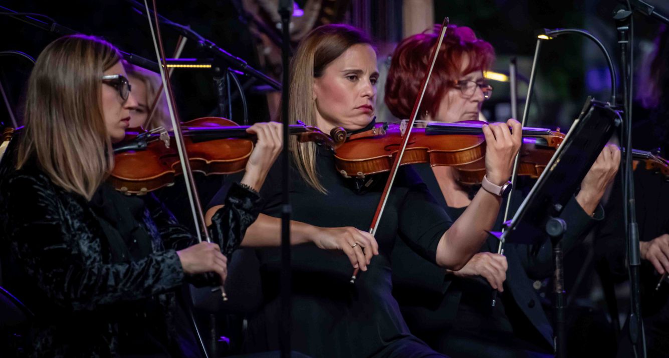 Kultura na ulice 2024!: Koncert „Glumci pjevaju hitove“ 4. septembra na Pozorišnom trgu Susan Sontag