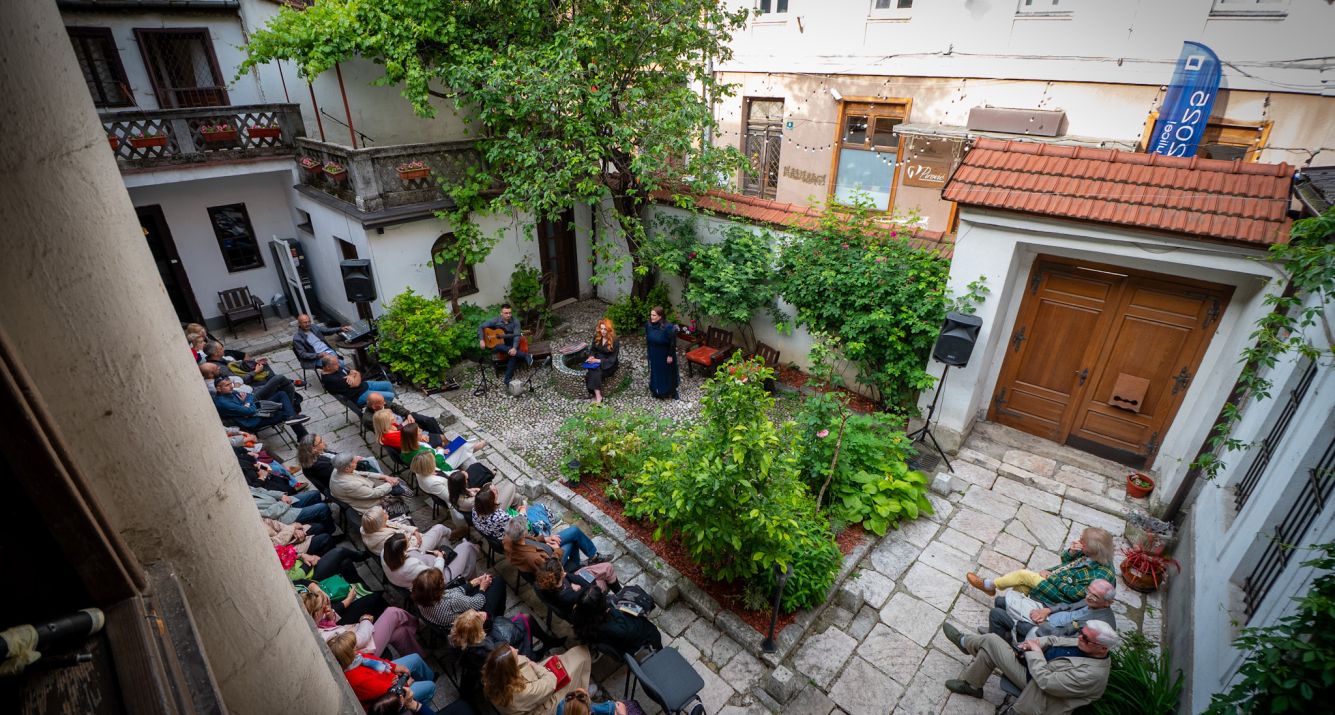 „Kultura na ulice 2025!¨: U prepunom Muzeju književnosti i pozorišne umjetnosti izveden poetsko-muzički recital „Večer sevdaha“