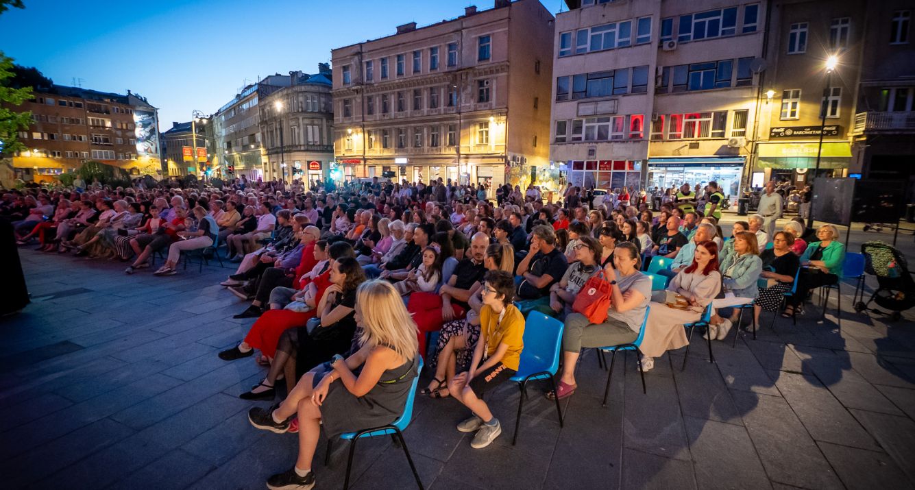 „Kultura na ulice 2025!“: Na prepunom Pozorišnom Trgu Susan Sontag izveden spektakularan koncert „Večer filmske muzike“
