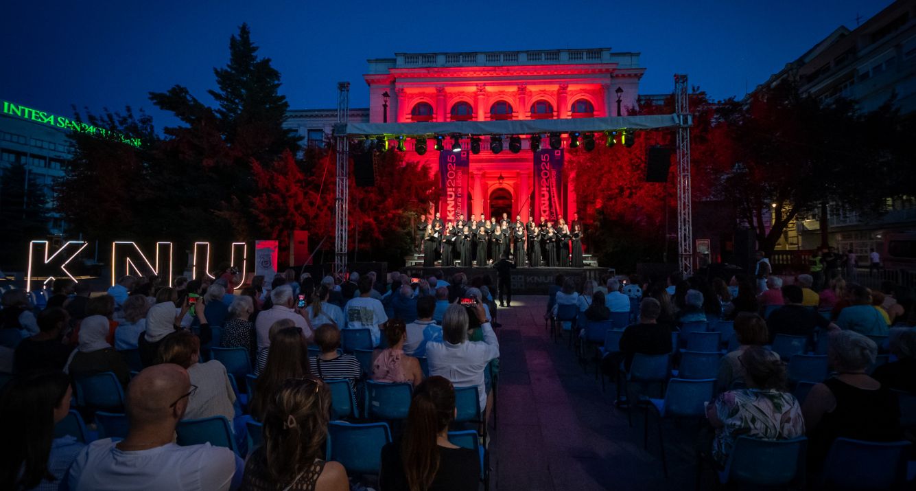 Na Pozorišnom Trgu Susan Sontag izveden koncert Kamernog mješovitog hora KUD "LOLA"