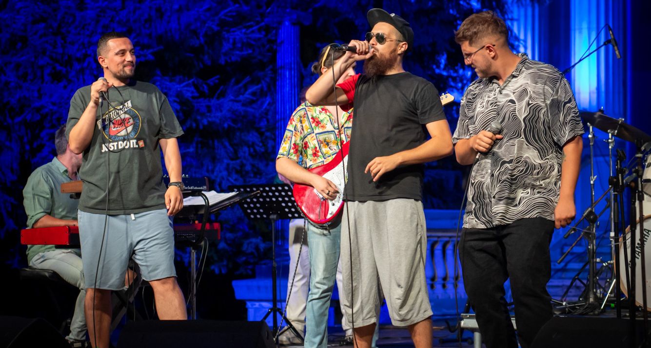 Na Pozorišnom Trgu Susan Sontag publika uživala u spektakularnom jazz koncertu banda „The Groove Society“, Helem Nejse i Zhivu