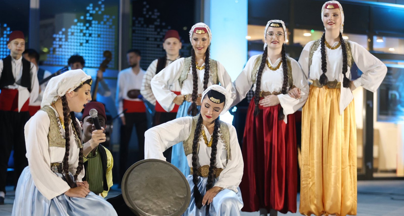 Na prepunom centralnom trgu u Ilijašu upriličen koncert u izvedbi KUD Baščaršija