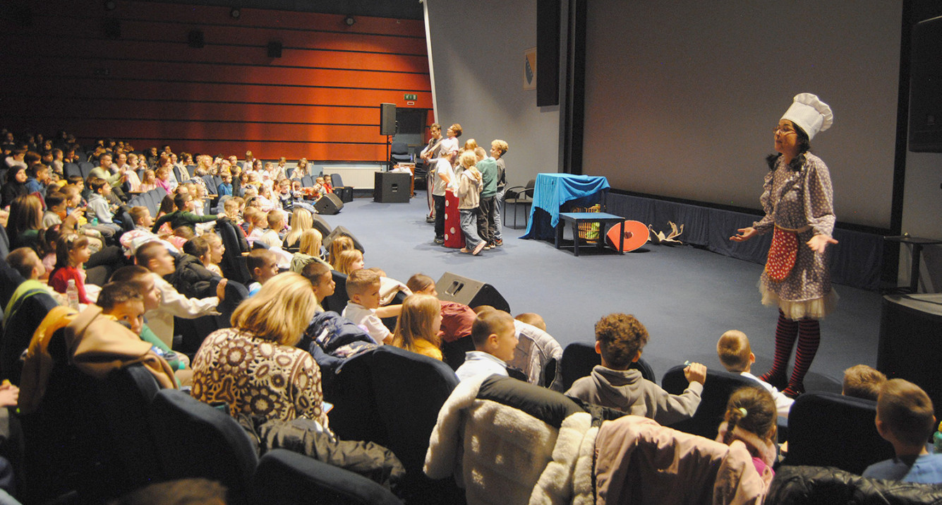 U prepunoj sali Općine Novi Grad pod projektom "Pozorište na kućnoj adresi" izvedena predstava za djecu " Hranjiva priča".