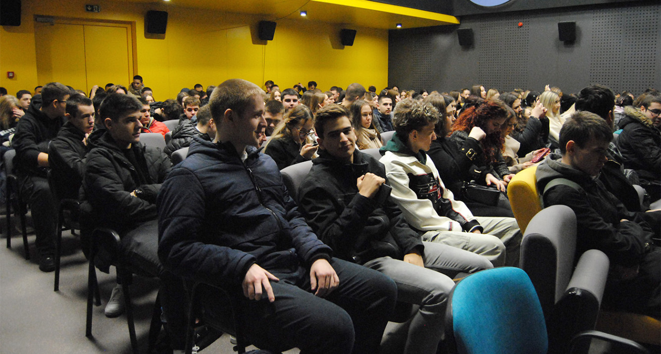 Pod projektom "Pozorište na kućnoj adresi"  u Općini Novo Sarajevo izvedena predstava "Džepovi puni kamenja"