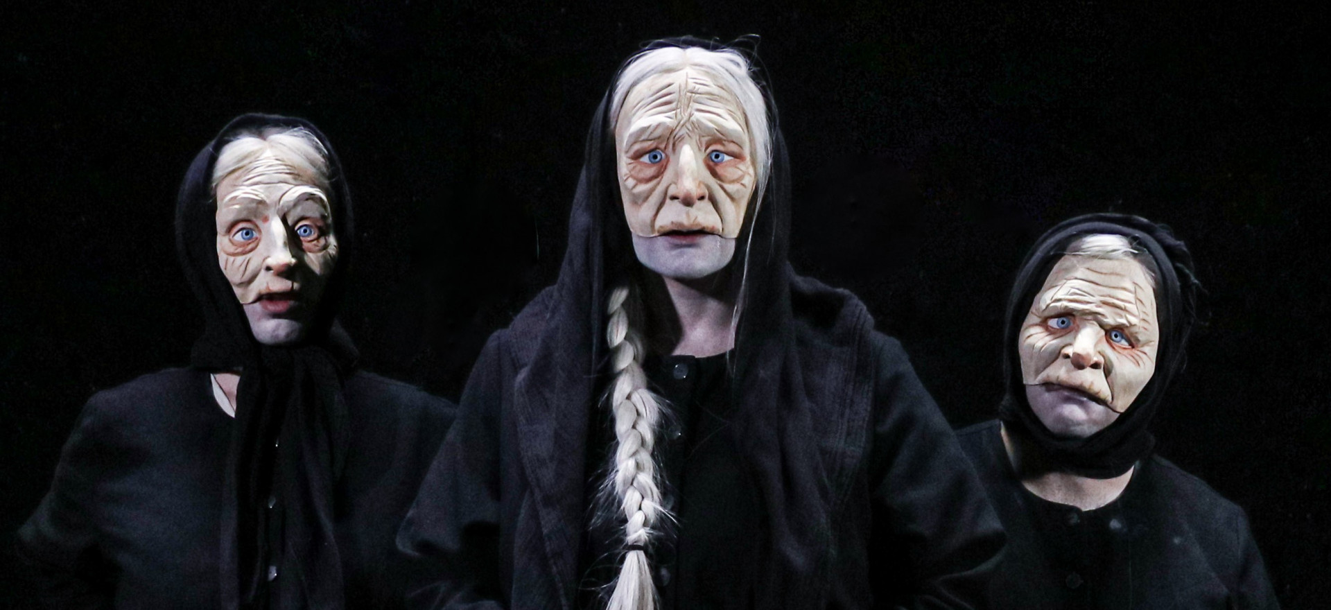 Stare dame koje beru koprivu